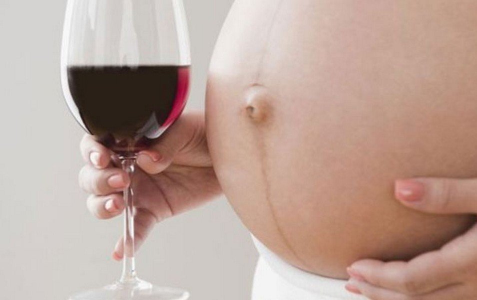 Εγκυμοσύνη: Γιατί πρέπει να αποφεύγετε το αλκοόλ